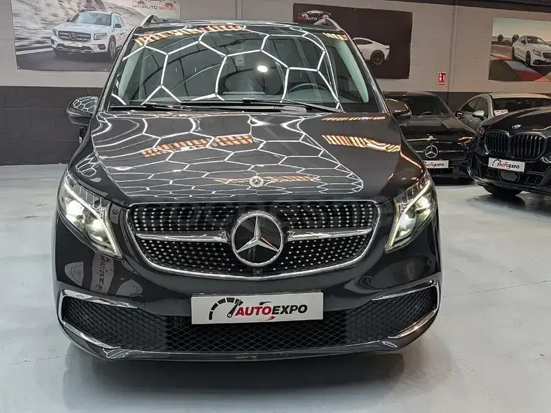 Usado Mercedes V300 Avantgarde 239 CV (175 kW) 2023 Gris / plata Monovolumen