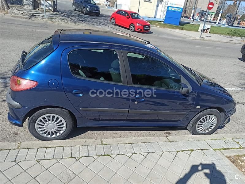Usado Peugeot 206 75 CV (55 kW) 2004 Azul Berlina
