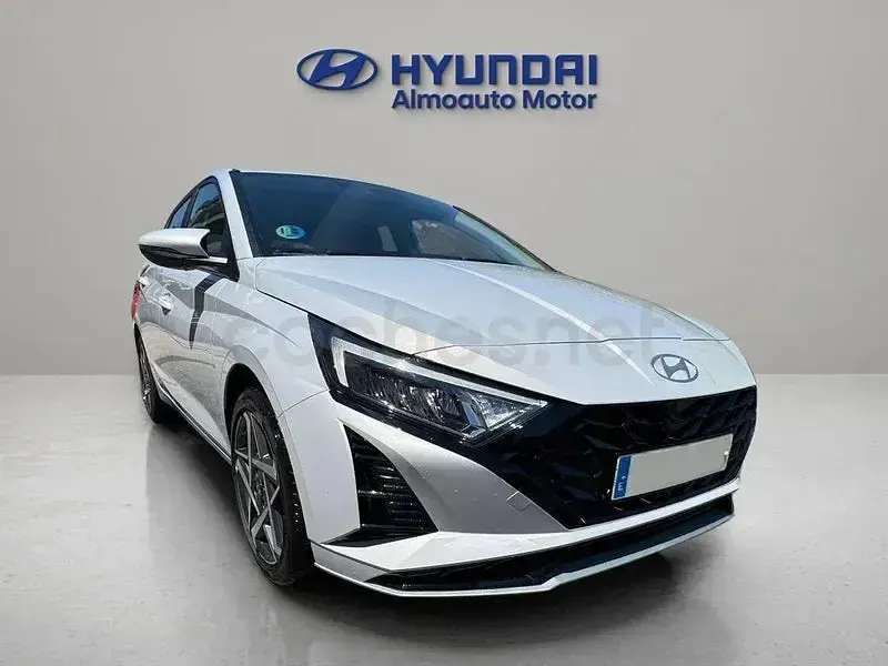 Usado Hyundai i20 100 CV (73 kW) 2023 Gris / plata Utilitario