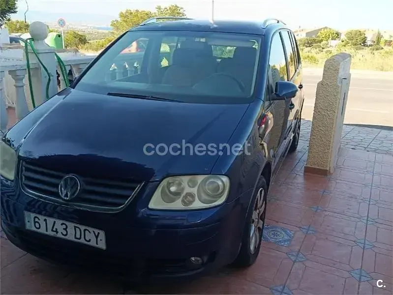 Usado VW Touran Highline 136 CV (100 kW) 2004 Azul Monovolumen