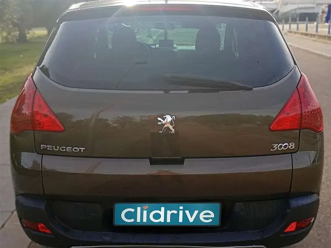 Usado Peugeot 3008 Premium 111 CV (81 kW) 2010 Marrón Familiar