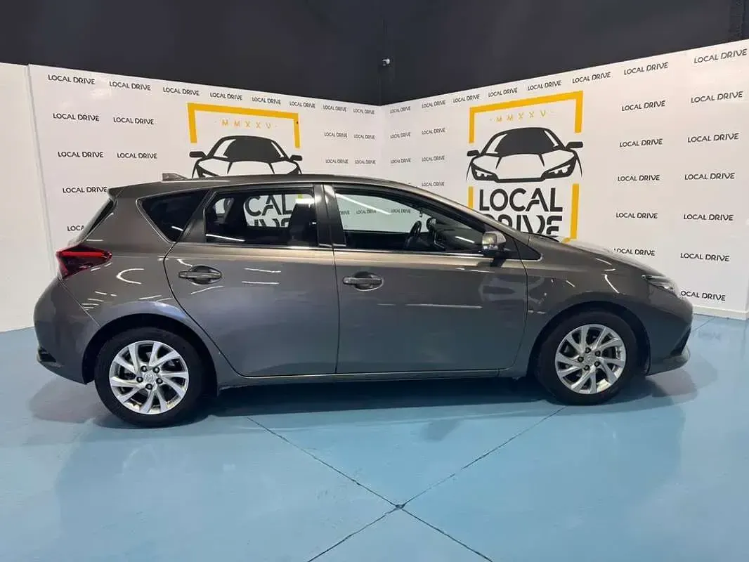 Usado Toyota Auris Active 116 CV (85 kW) 2017 Gris Utilitario