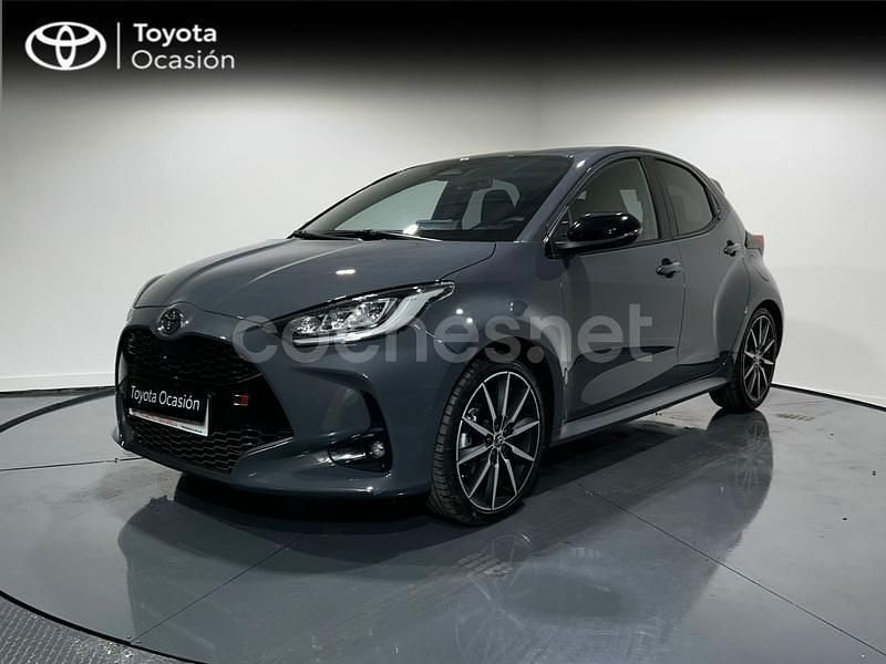 Gris / plata Nuevo 2025 Toyota Yaris Hybrid Sport Berlina | 23.990 € (Precio justo) - Imagen 1/4
