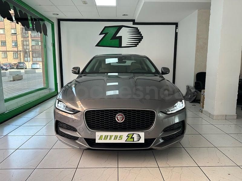 Usado Jaguar XE R-Dynamic 180 CV (132 kW) 2020 Gris / plata Berlina