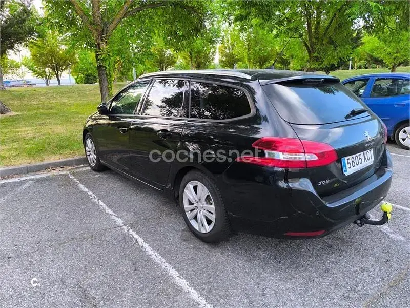 Usado Peugeot 308 SW Style 130 CV (95 kW) 2017 Negro Familiar