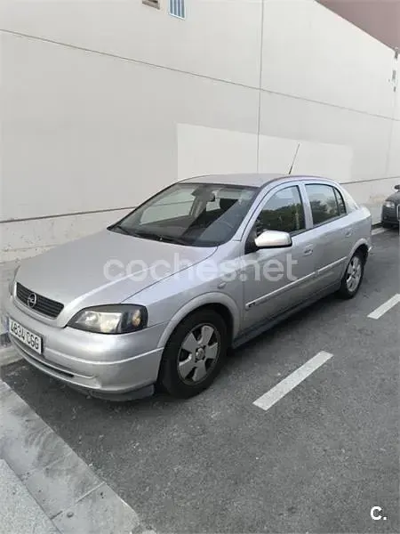 Usado Opel Astra Edition 100 CV (73 kW) 2003 Gris / plata Berlina