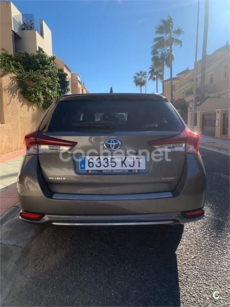 Usado Toyota Auris Hybrid Active 136 CV (100 kW) 2018 Gris / plata Familiar