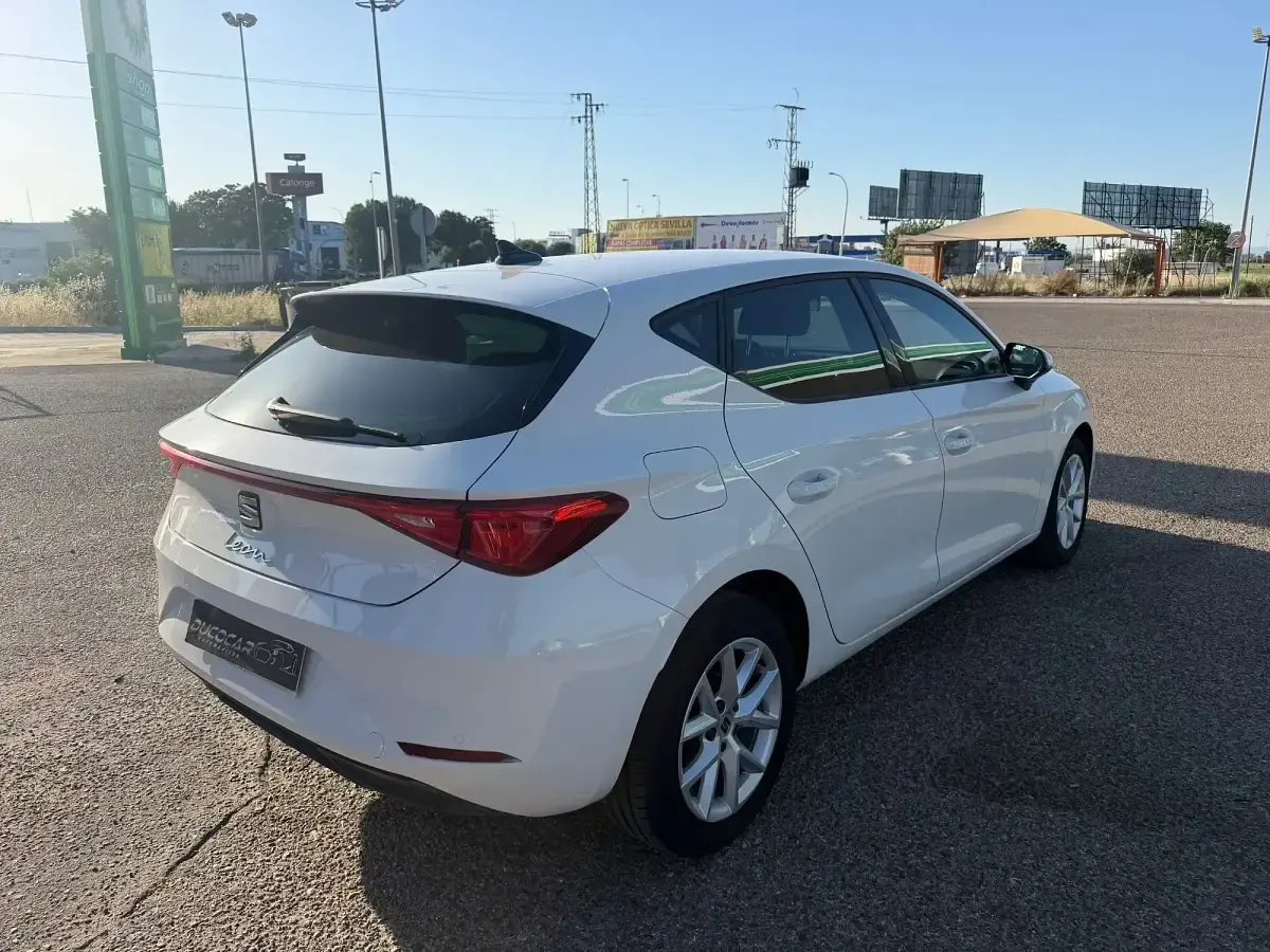 Usado Seat Leon Style 115 CV (84 kW) 2022 Blanco Berlina