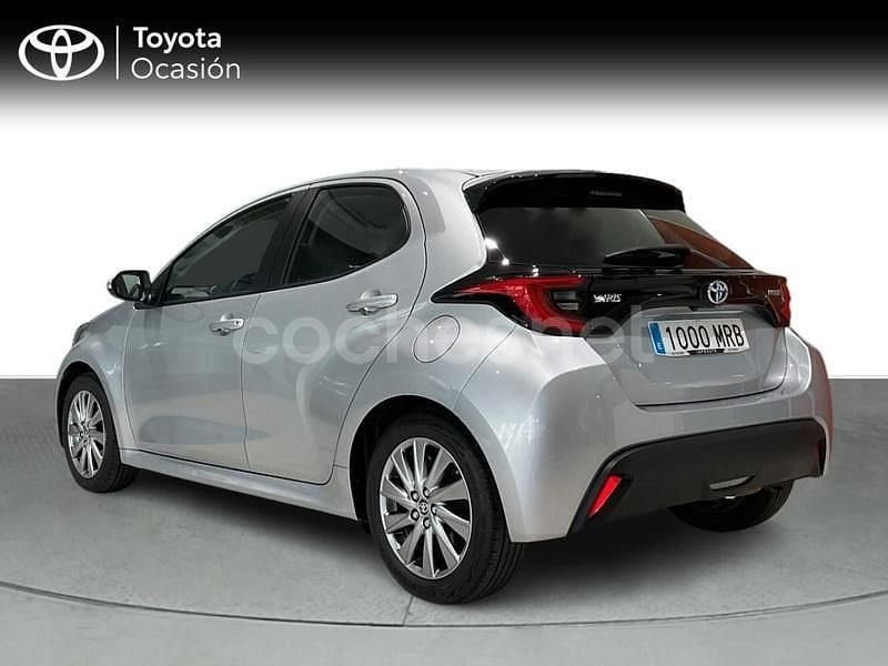 Usado Toyota Yaris Hybrid Active 116 CV (85 kW) 2024 Gris / plata Berlina