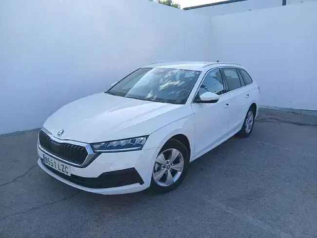 Usado Skoda Octavia Active 115 CV (84 kW) 2022 Blanco Familiar