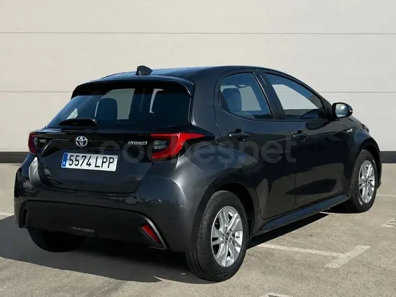 Usado Toyota Yaris Hybrid Active 116 CV (85 kW) 2021 Gris / plata Berlina