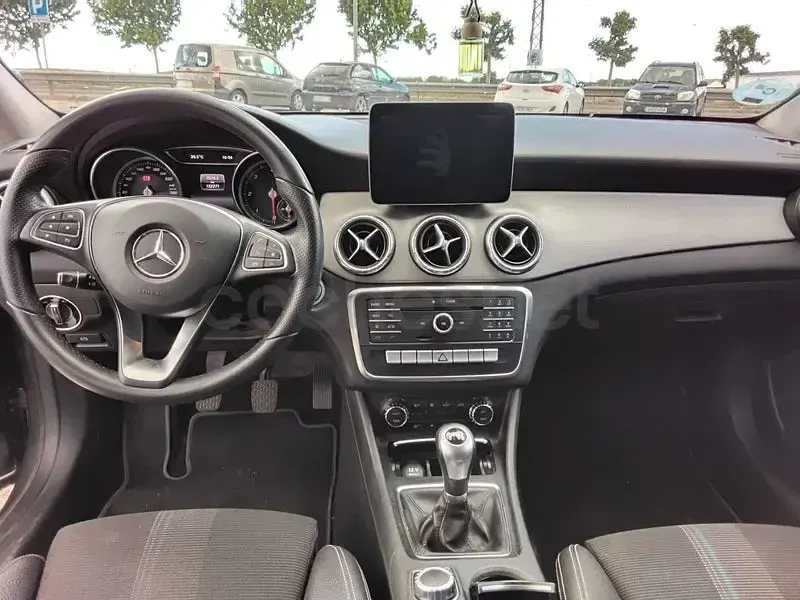 Usado Mercedes CLA200 136 CV (100 kW) 2017 Gris / plata Coupe