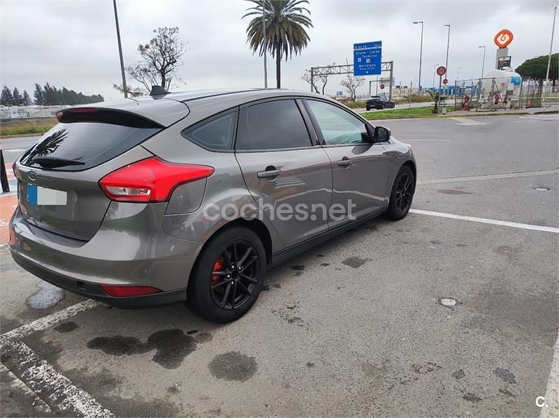 Usado Ford Focus Trend 125 CV (91 kW) 2015 Gris / plata Berlina