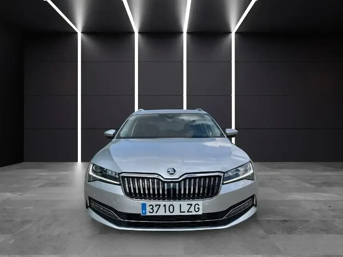 Usado Skoda Superb Style 150 CV (110 kW) 2022 Gris Familiar