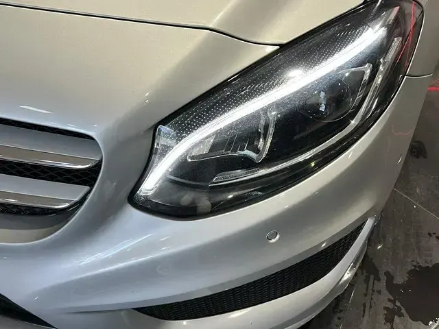 Usado Mercedes B200 136 CV (100 kW) 2018 Gris / plata Monovolumen