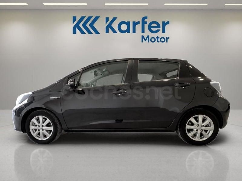 Usado Toyota Yaris Hybrid Active 100 CV (73 kW) 2012 Negro Berlina
