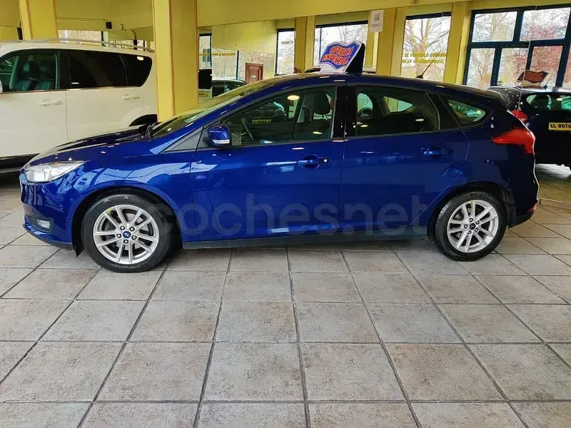 Usado Ford Focus Trend 125 CV (91 kW) 2017 Azul Berlina