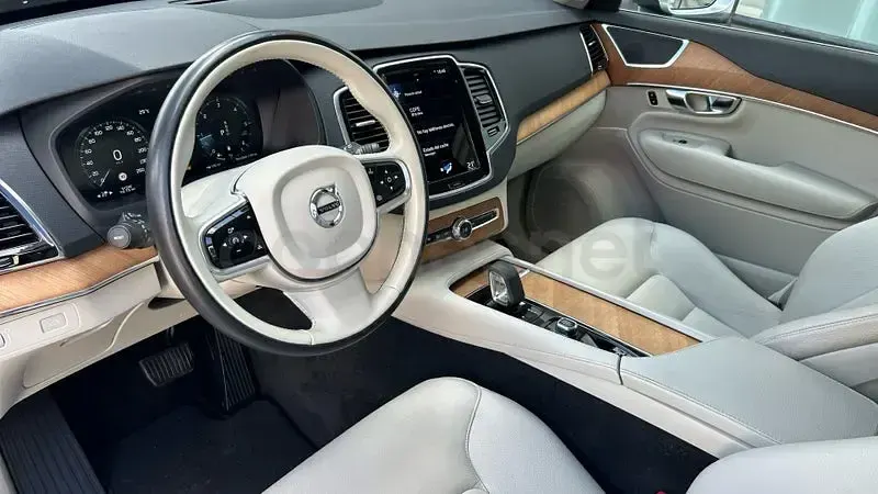 Usado Volvo XC90 Momentum 235 CV (172 kW) 2022 Gris / plata SUV
