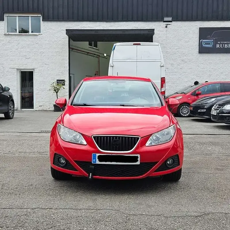 Usado Seat Ibiza Copa 105 CV (77 kW) 2011 Rojo Utilitario