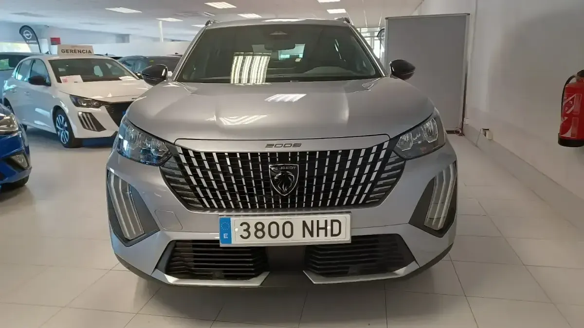 Nuevo Peugeot 2008 Allure 145 CV (106 kW) 2025 Gris / plata SUV