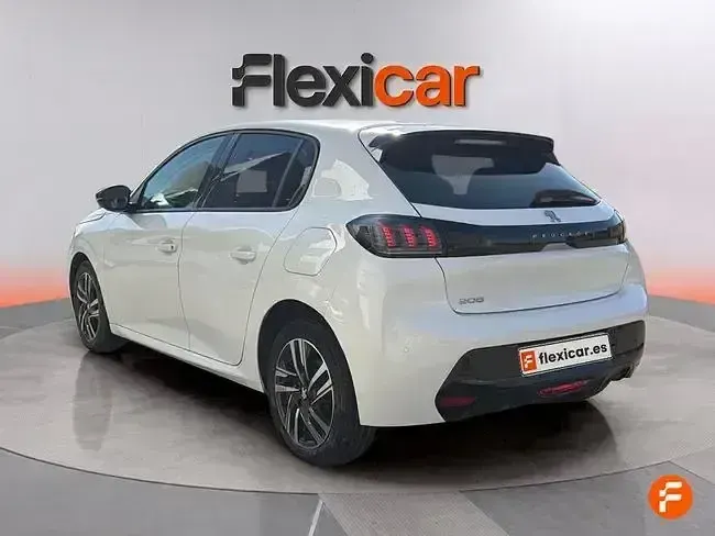 Usado Peugeot 208 Allure 100 CV (73 kW) 2023 Blanco Utilitario