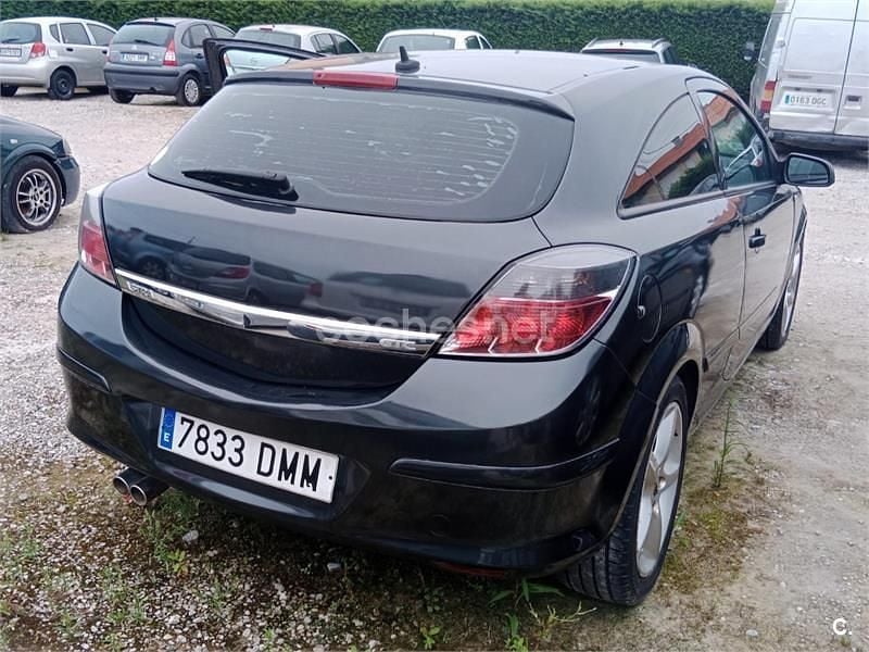 Usado Opel Astra GTC Sport 105 CV (77 kW) 2005 Negro Berlina