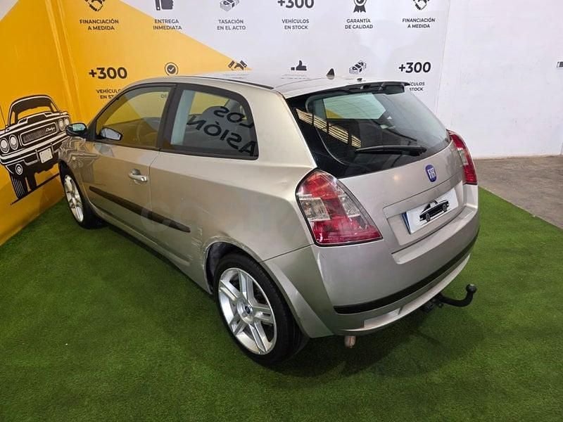 Usado Fiat Stilo Dynamic 140 CV (102 kW) 2004 Gris / plata Berlina