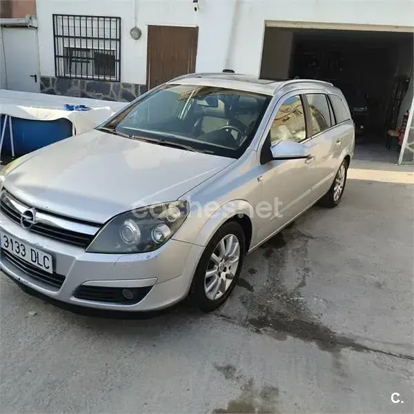 Usado Opel Astra Cosmo 150 CV (110 kW) 2005 Gris / plata Familiar