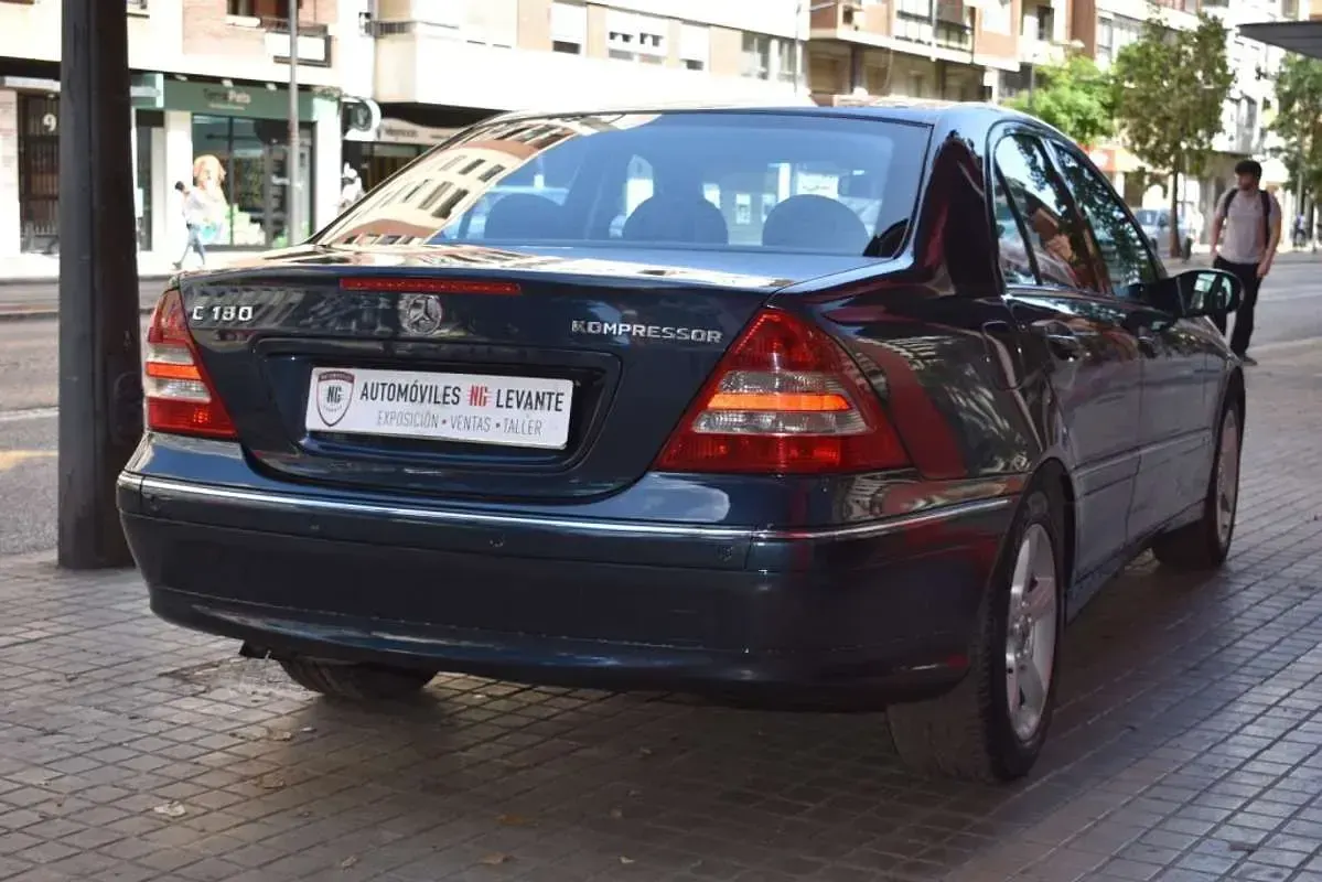 Usado Mercedes C180 Elegance 143 CV (105 kW) 2005 Azul Berlina