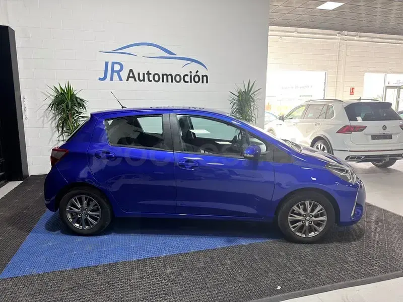 Usado Toyota Yaris Active 111 CV (81 kW) 2019 Azul Berlina