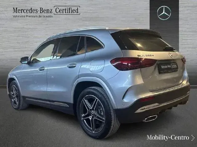 Usado Mercedes GLA250 218 CV (160 kW) 2025 Plata hightech SUV
