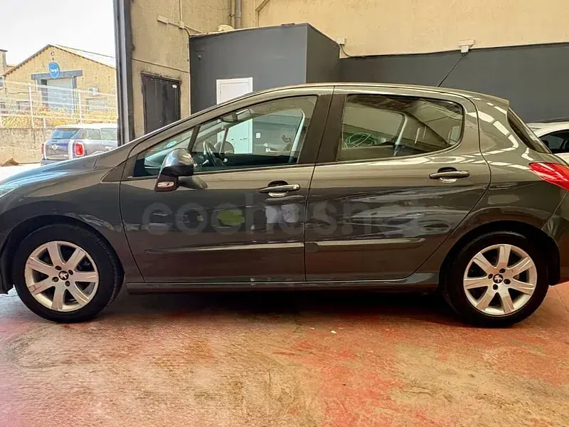 Usado Peugeot 308 Active 120 CV (88 kW) 2012 Gris / plata Berlina