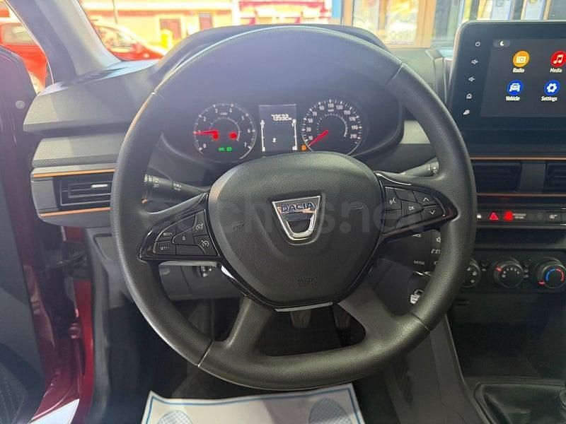 Usado Dacia Sandero Comfort 91 CV (66 kW) 2022 Granate Berlina