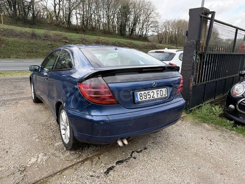 Usado Mercedes C220 143 CV (105 kW) 2003 Azul Berlina