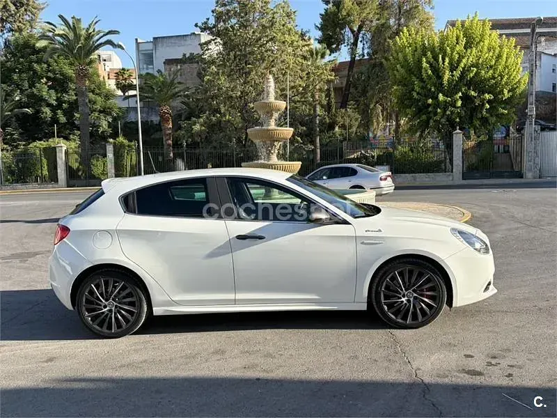 Usado Alfa Romeo Giulietta Distinctive 120 CV (88 kW) 2015 Blanco Utilitario