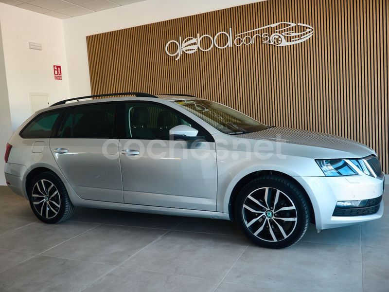 Gris / plata Usado 2017 Skoda Octavia Ambition Familiar | 16.999 € (Un poco caro) - Imagen 1/4