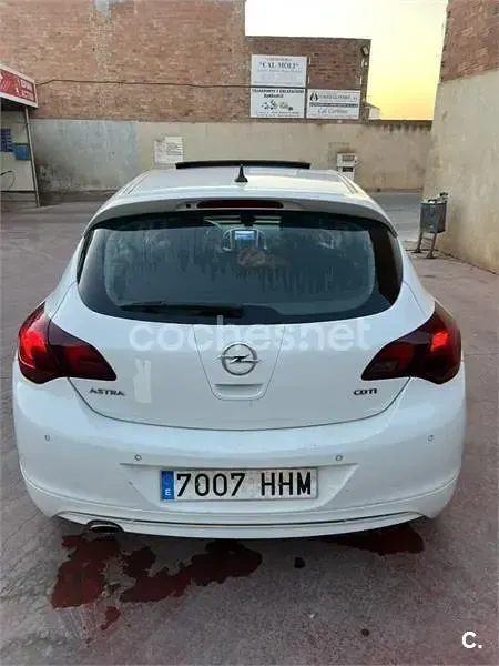Usado Opel Astra Cosmo 160 CV (117 kW) 2012 Blanco Berlina
