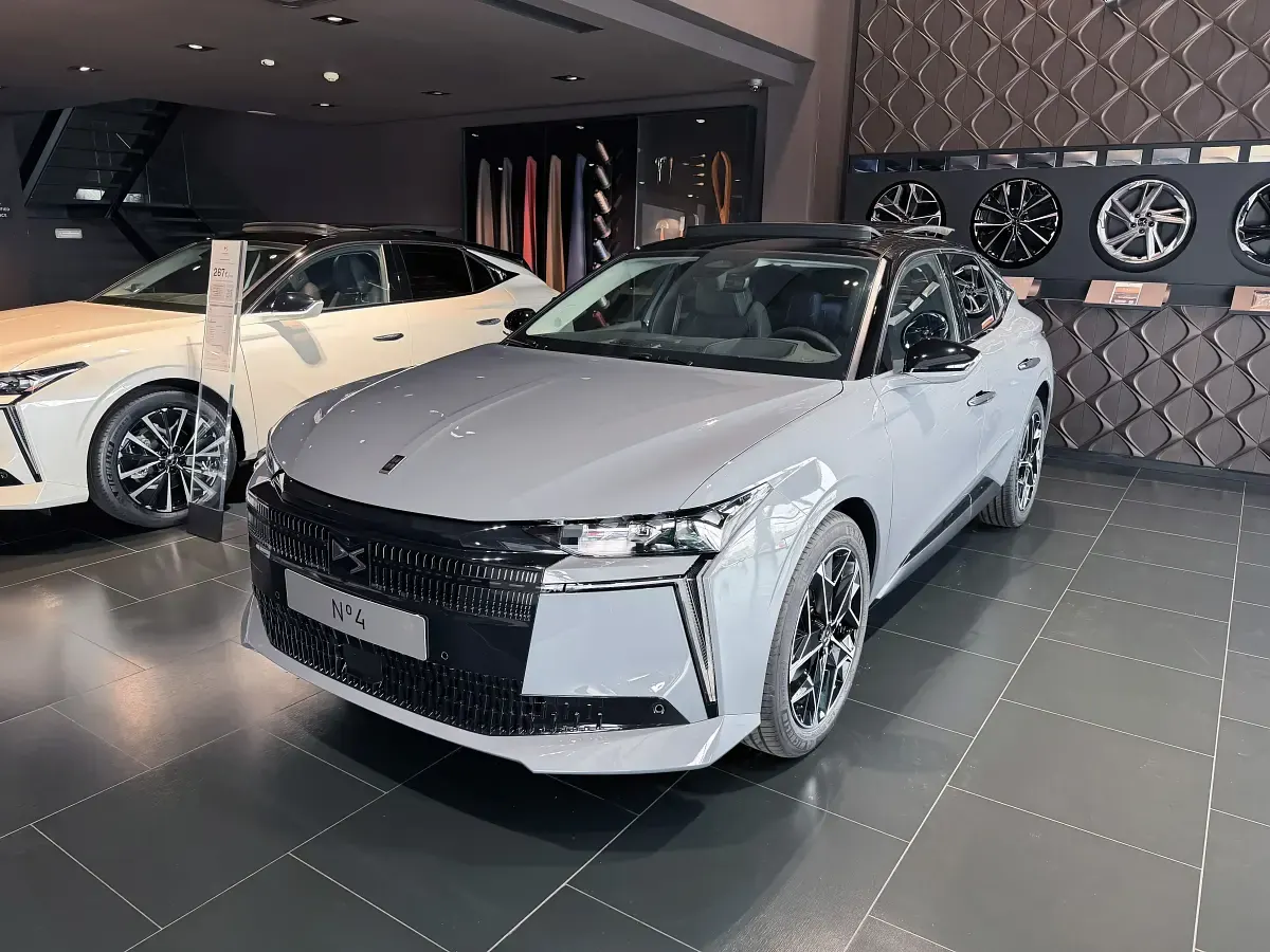 Nuevo DS Automobiles DS4 145 CV (106 kW) 2025 Gris Berlina