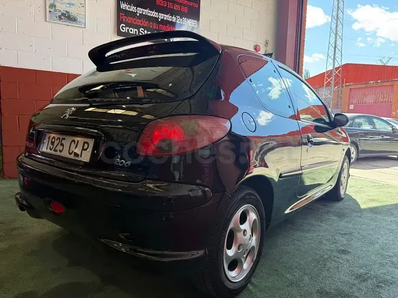Usado Peugeot 206 90 CV (66 kW) 2004 Negro Berlina