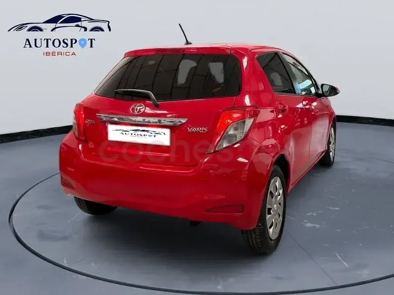 Usado Toyota Yaris Active 90 CV (66 kW) 2012 Rojo Utilitario