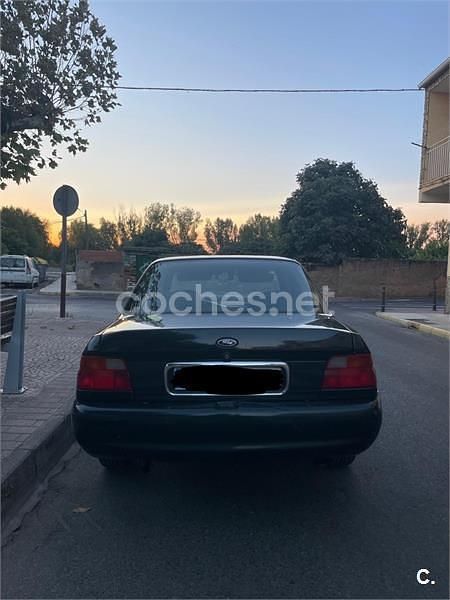 Usado Ford Escort Ghia 90 CV (66 kW) 1997 Verde Berlina
