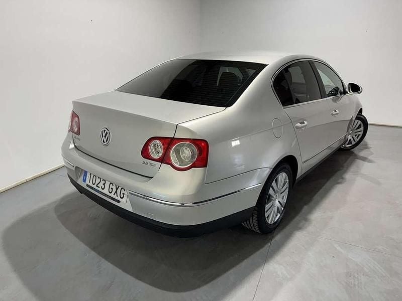 Usado VW Passat Advance 140 CV (102 kW) 2010 Gris / plata Berlina