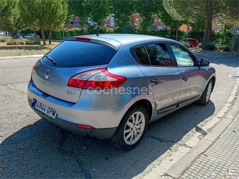 Usado Renault Mégane Authentique 100 CV (73 kW) 2009 Gris / plata Berlina