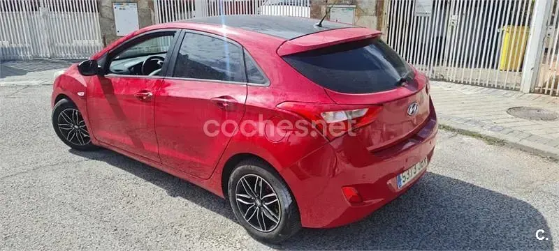 Usado Hyundai i30 90 CV (66 kW) 2015 Rojo Berlina