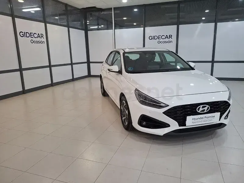 Usado Hyundai i30 100 CV (73 kW) 2024 Blanco Berlina