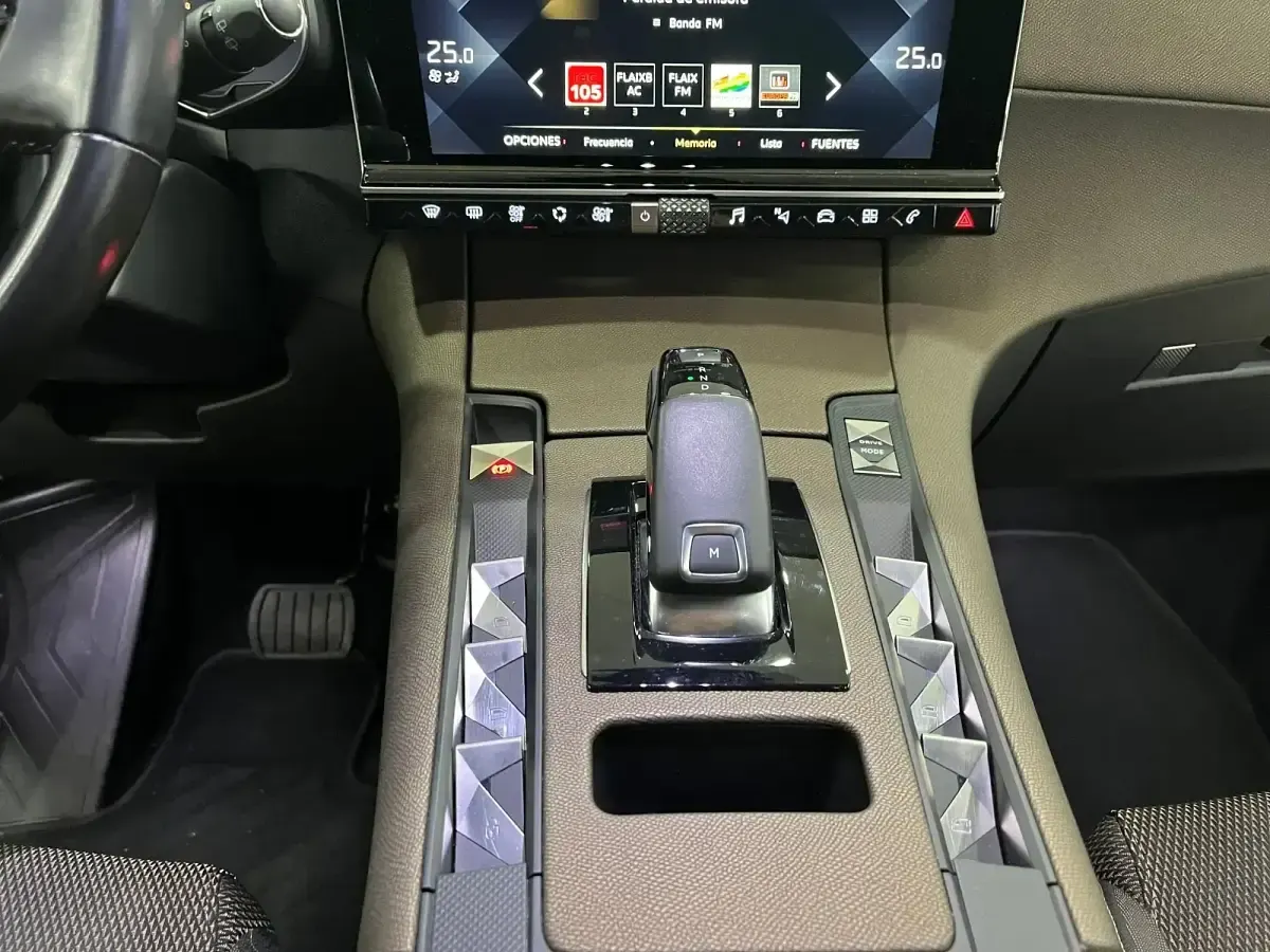 Usado DS Automobiles DS3 Crossback So Chic 180 CV (132 kW) 2019 Gris SUV