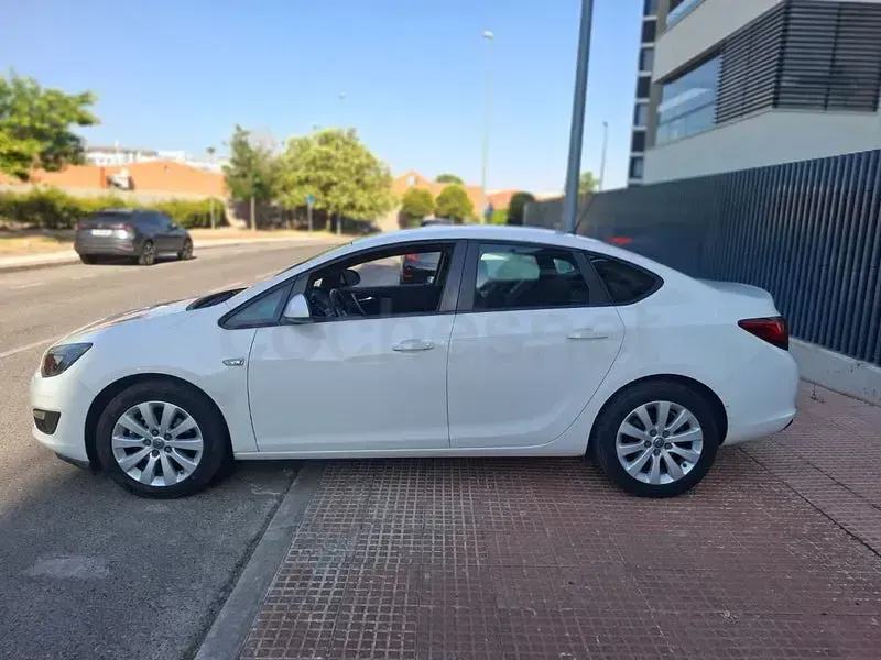 Usado Opel Astra Business 110 CV (80 kW) 2016 Blanco Berlina
