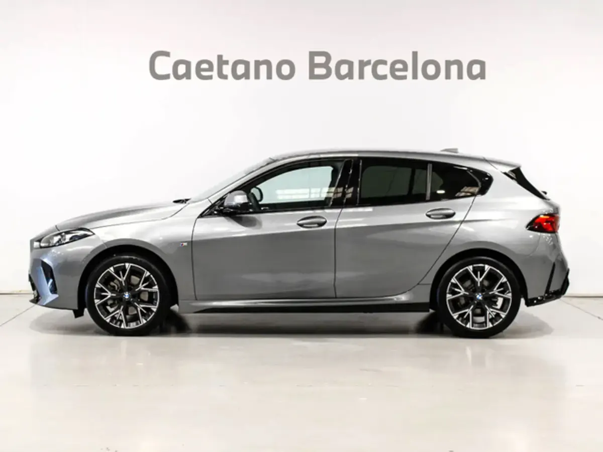 Usado BMW 118 Comfort Edition 150 CV (110 kW) 2025 Gris Utilitario