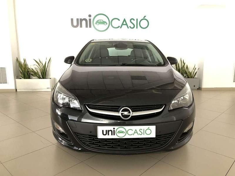 Usado Opel Astra Selective 110 CV (80 kW) 2014 Negro Utilitario