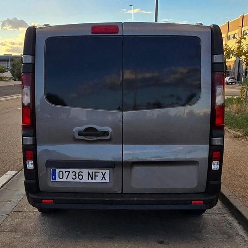 Usado Renault Trafic 115 CV (84 kW) 2015 Gris / plata Monovolumen